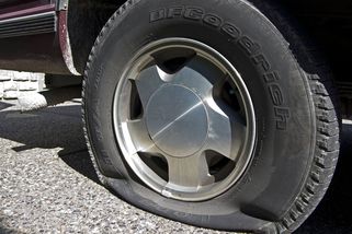 Aktivisté vypouštějí pneumatiky aut už i v Česku - Novinky